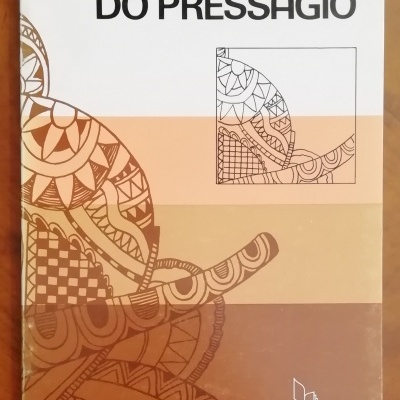 Capa do livro 'O RITMO DO PRESSÁGIO' de Sebastião Alba com design geométrico e texto editorial