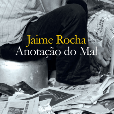 Capa do livro 'Anotação do Mal' de Jaime Rocha com imagem a preto e branco de pessoa sentada e jornais