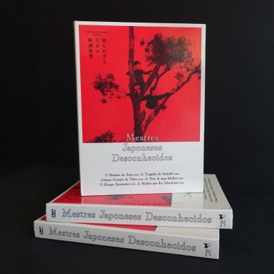 Livro 'Mestres Japoneses Desconhecidos' com capa branca e imagem vermelha de duas pessoas numa árvore