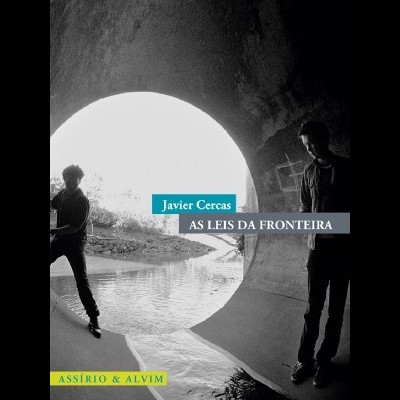 Capa do livro As Leis da Fronteira de Javier Cercas com figuras masculinas em silhueta dentro de tubo circular
