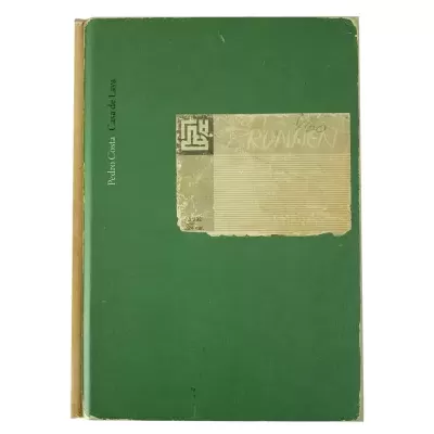 Livro com capa verde escura e etiqueta amarelada com texto e padrão