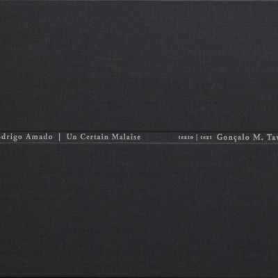 Capa de livro preta com texto em branco 'Rodrigo Amado | Un Certain Malaise texto | text Gonçalo M. Tavares'