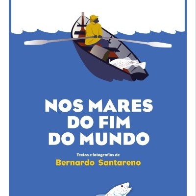 Capa de livro azul com pescador num barco e peixes, título NOS MARES DO FIM DO MUNDO