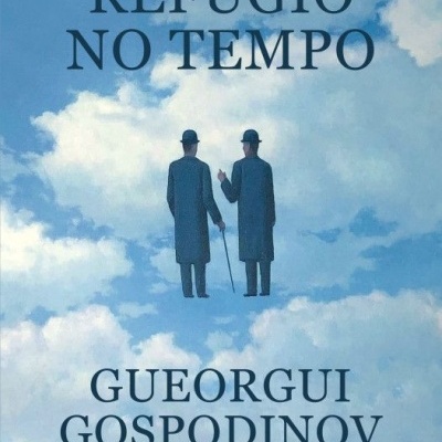 Capa do livro Refúgio no Tempo com duas figuras masculinas e céu de nuvens
