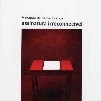 Capa do livro assinatura irreconhecível de fernando de castro branco com uma mesa vermelha e papel branco