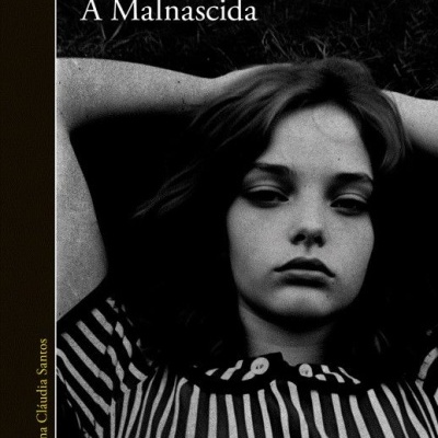 Capa de livro com fotografia a preto e branco de jovem de camisa riscada e texto do título