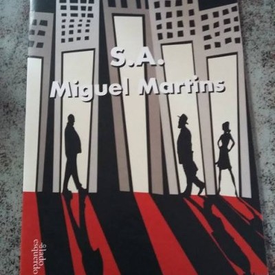 Capa de livro com pessoas a caminhar em frente a edifícios e texto S.A. Miguel Martins
