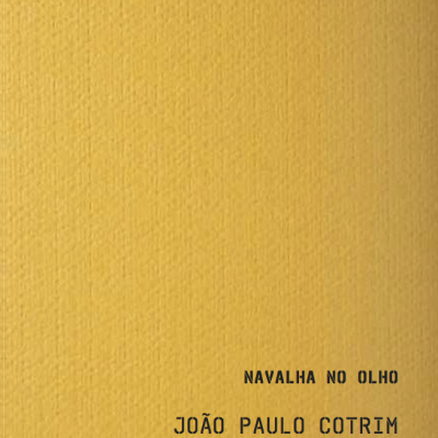 Livro amarelo mostarda com título e nome do autor em preto no canto inferior direito