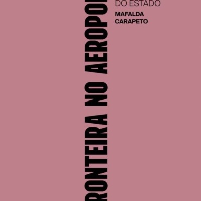 Capa de livro rosa com texto preto vertical e texto adicional no canto superior direito e logo no canto inferior direito.