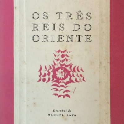 Capa de livro rosa com etiqueta branca contendo texto e um desenho em vermelho.