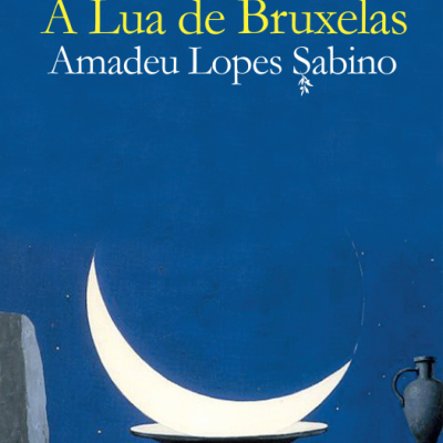 Capa do livro A Lua de Bruxelas com lua crescente branca num prato em pedestal e jarro escuro