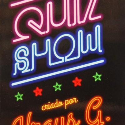 Sinal luminoso de néon com texto ‚QUIZ SHOW‘ e ‚criado por Kraus G.‘ em várias cores