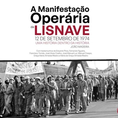 Manifestação operária da Lisnave em 1974 com trabalhadores a marchar usando macacões e capacetes.