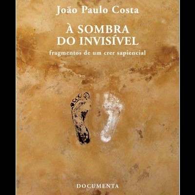 Capa de livro com texto em branco e duas pegadas num fundo castanho