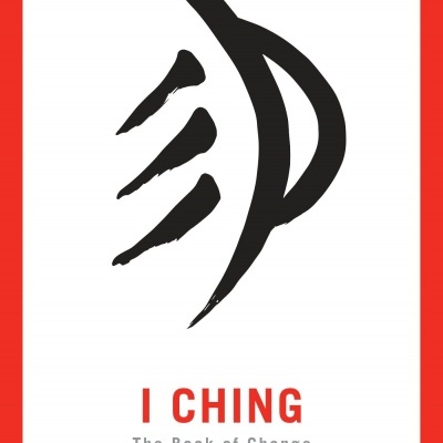 Capa de livro I Ching com símbolo preto e texto em vermelho e cinza