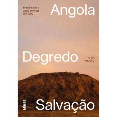 Capa de livro com colina árida ao entardecer e texto em branco