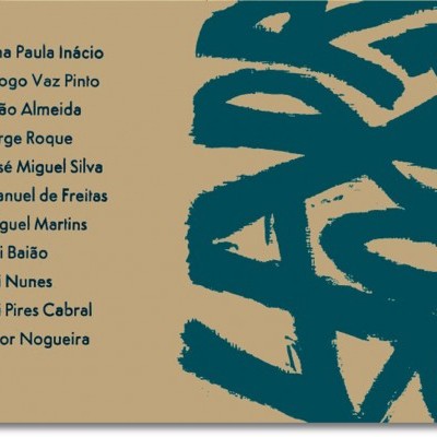 Cartão bege com lista de nomes em texto preto e padrão azul escuro à direita
