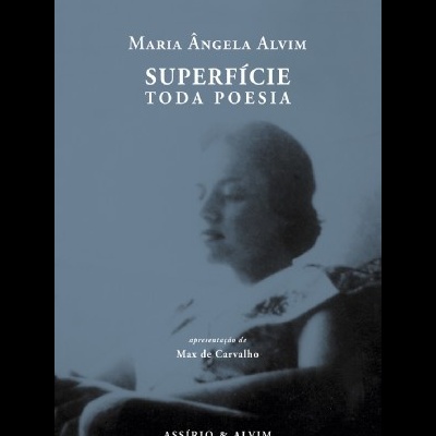 Capa de livro azul com fotografia de mulher e texto em branco