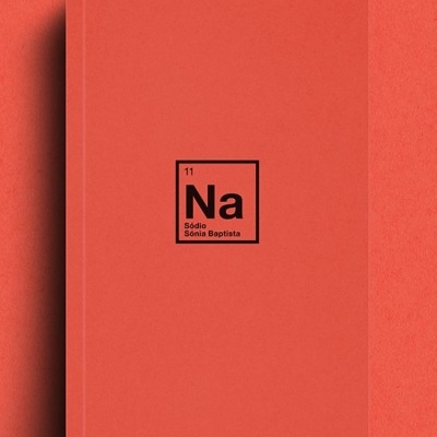 Livro com capa laranja e símbolo químico Na na frente