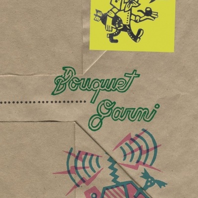 Saco de papel castanho com texto 'Bouquet Garni' e selo amarelo com personagem e endereço em Madrid, com ilustração geométrica colorida.