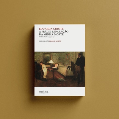 Livro com capa branca e imagem de pintura antiga, texto do título e autor visíveis, fundo castanho.