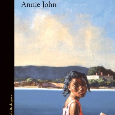 Capa do livro 'Annie John' de Jamaica Kincaid com ilustração de jovem lendo junto a lago
