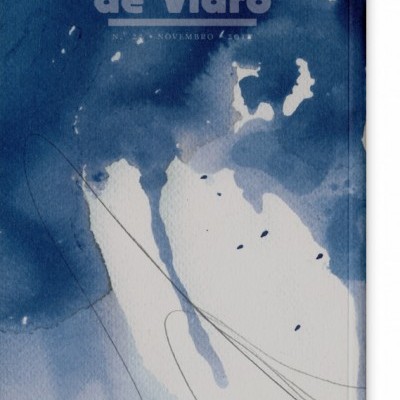 Capa de revista com fundo azul em aguarela e texto cinzento claro