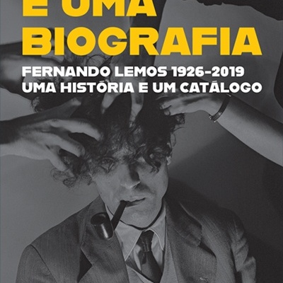 Capa de livro com homem de fato cinzento a fumar cachimbo rodeado por mãos e texto em amarelo e branco