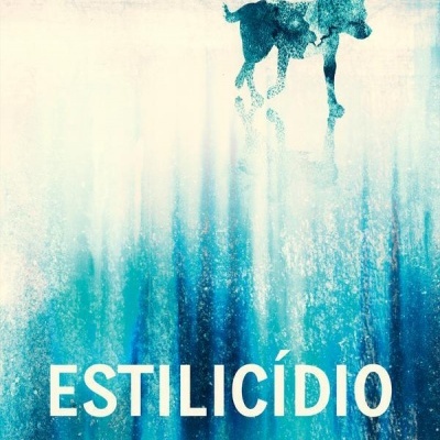 Capa do livro ESTILICÍDIO com imagem azul de um boi e fundo azul e branco