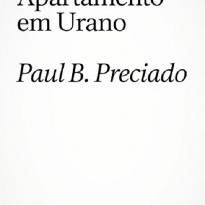 Capa branca de livro com texto preto