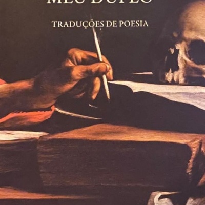 Capa de livro com mão escrevendo, crânio e título em texto branco