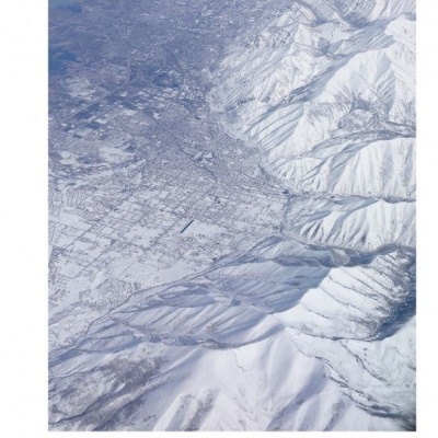 Capa da revista ELECTRA com imagem aérea de montanhas nevadas e texto informativo.
