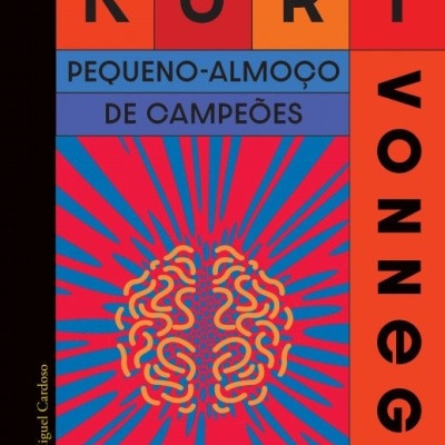 Capa de livro em vermelho e azul com texto 'KURT VONNEGUT' e 'PEQUENO-ALMOÇO DE CAMPEÕES'