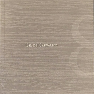 Capa de livro bege com texto GIL DE CARVALHO