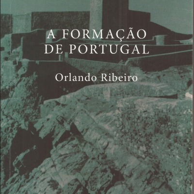 Capa do livro A FORMAÇÃO DE PORTUGAL com imagem de formação rochosa e estrutura antiga