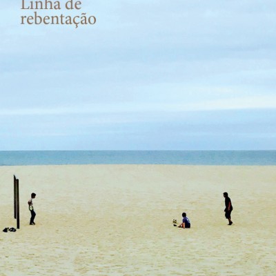 Capa de livro com praia e pessoas jogando futebol, texto Ana Martins Marques Linha de rebentação.