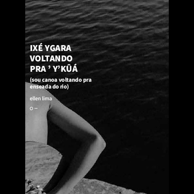 Braço de pessoa em preto e branco junto a água com texto em branco ao lado