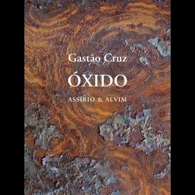Capa de livro com padrão de óxido e texto em branco