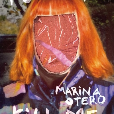 Capa de livro com texto em branco e rosto coberto por textura abstrata