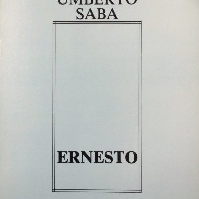 Capa branca de livro 'ERNESTO' de Umberto Saba com selo Biblioteca Italiana e logo de João Azevedo Editor