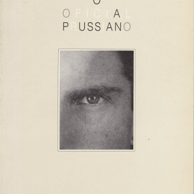Capa de livro branca com foto do olho direito de um homem e texto do título e autor.