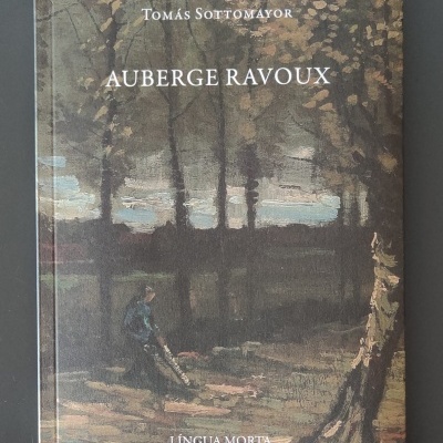 Livro AUBERGE RAVOUX com capa ilustrada por pintura de floresta e duas figuras humanas