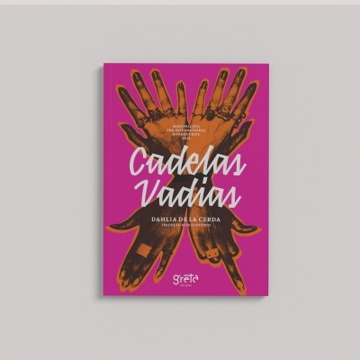 Capa de livro rosa com quatro mãos cruzadas e texto branco