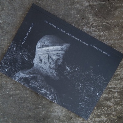 Livro com capa preta e imagem de uma estátua de cavaleiro em tons cinzentos