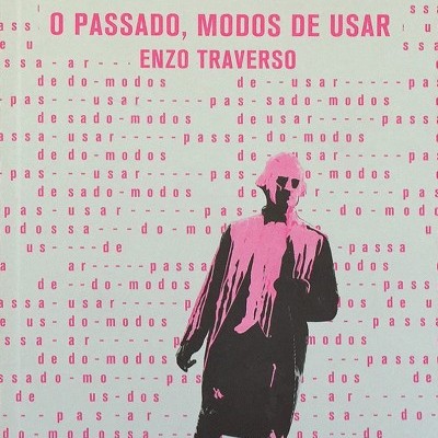 Capa de livro cinzenta com texto rosa e silhueta de pessoa em casaco longo
