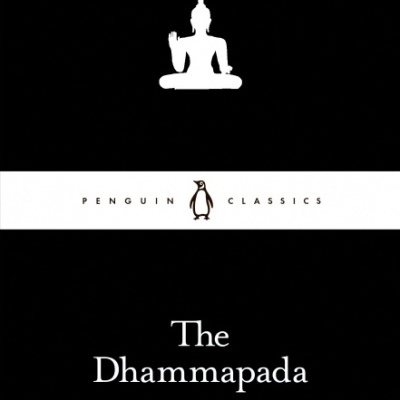 Capa de livro preta com estátua branca de Buda e texto The Dhammapada