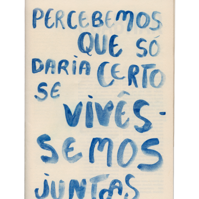 Cartão branco com texto manuscrito azul.