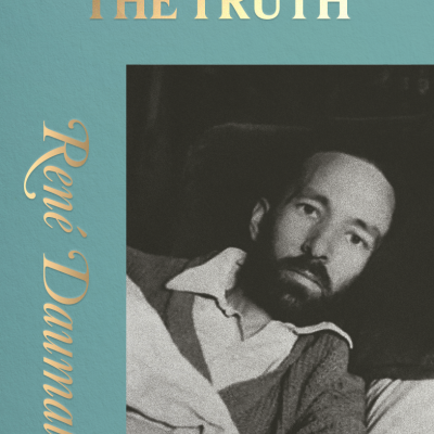 Capa de livro 'THE LIE OF THE TRUTH' com fotografia a preto e branco e texto dourado