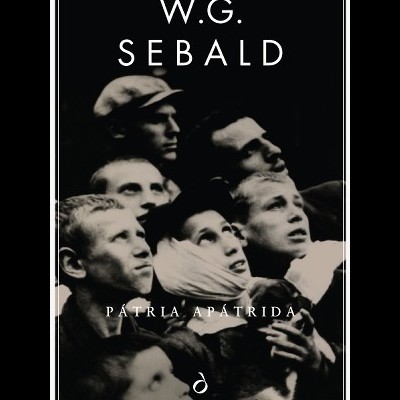 Capa do livro Pátria, Apátrida de W.G. Sebald com foto preto e branco de várias pessoas