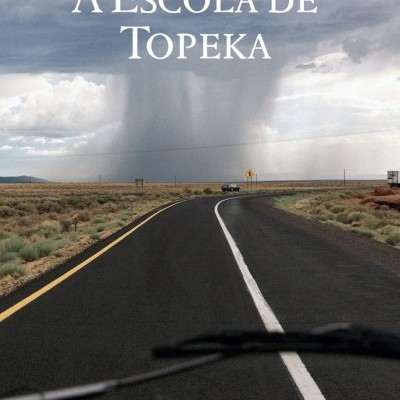 Capa do livro 'A ESCOLA DE TOPEKA' com estrada e céu nublado
